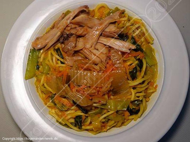 Karry-nudler med marineret ovnbagt kylling og grove grøntsager